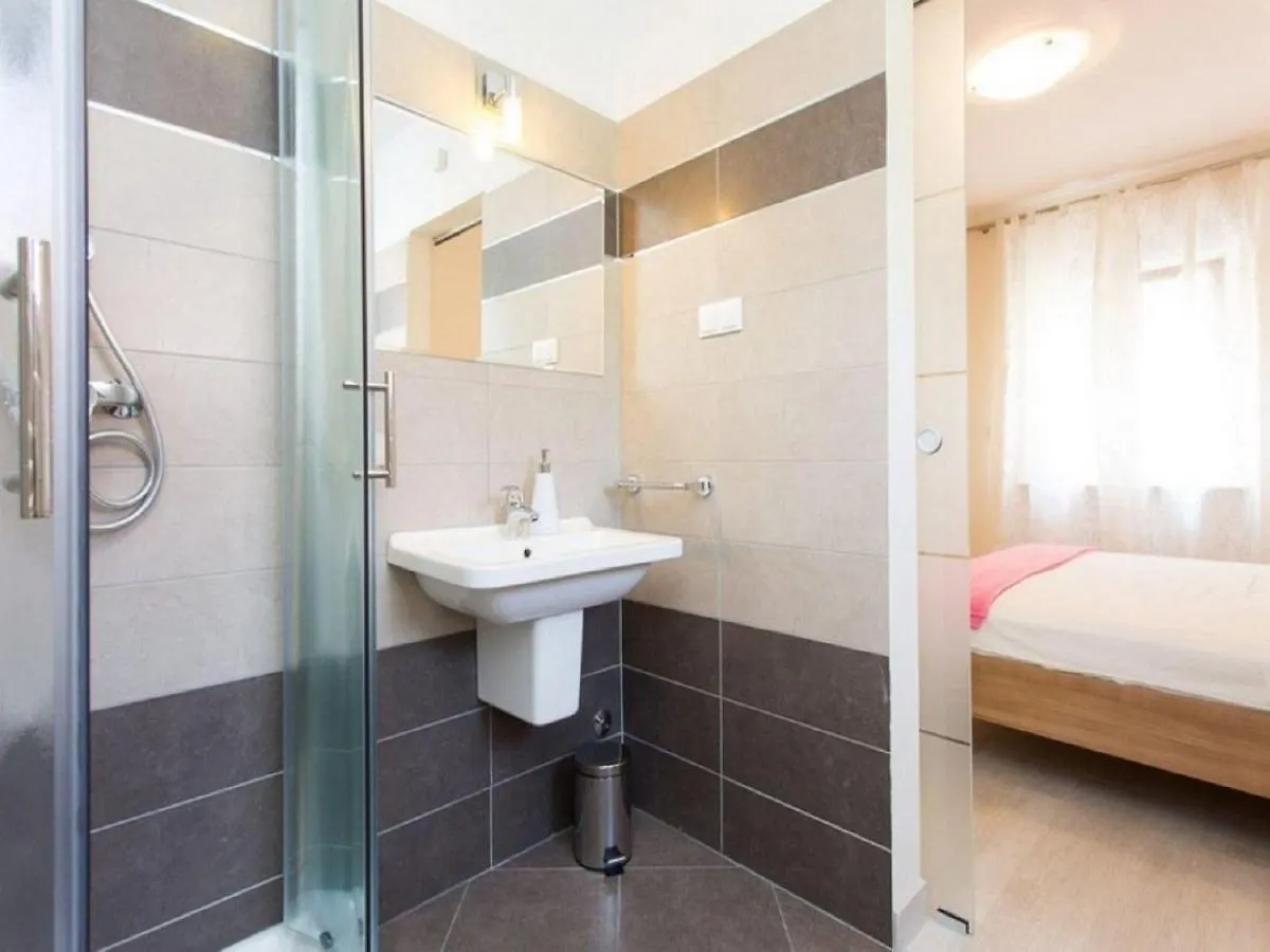 Strandnahe Schoene Ferienwohnung Mit Klima, Wifi 巴斯卡 克罗地亚