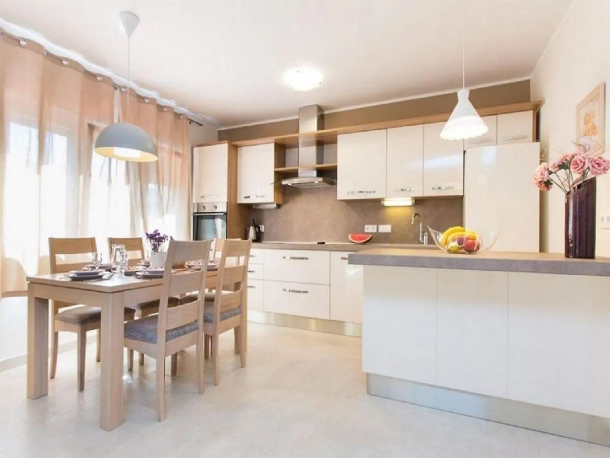 Strandnahe Schoene Ferienwohnung Mit Klima, Wifi 巴斯卡 克罗地亚